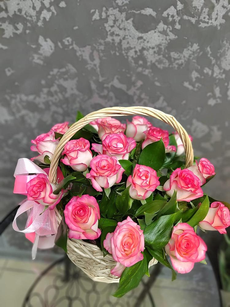 Композиция французская провинция в Ангелово Цветочная композиция из Розы в корзине в Ангелово