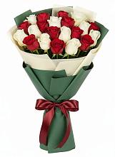Букет Микс из красных и белых роз в Ангелово