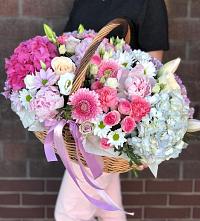 Цветочная композиция из Розы, Хризантемы, Пионы и Лизиантусы в корзине в Ангелово