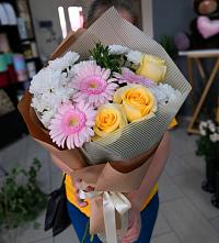 Букет цветов из:  Герберы, Розы и Хризантемы в Ангелово